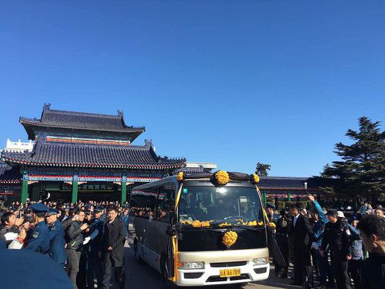 2月18日上午,老艺术家阎肃遗体告别仪式在北京八宝山殡仪馆